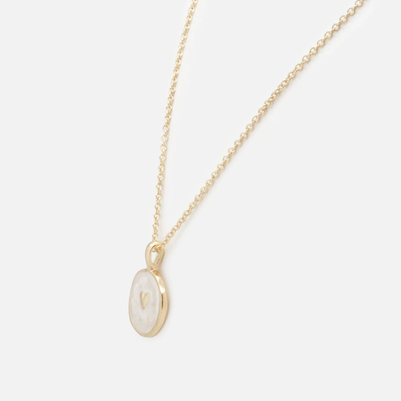 Gold-plated necklace with small heart on pearly white