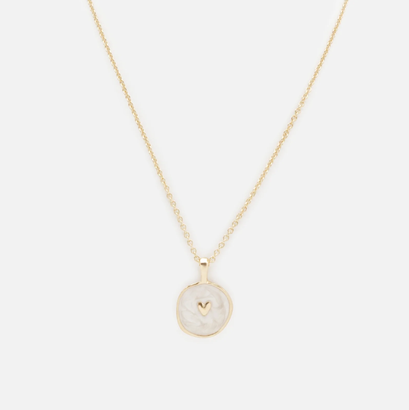 Gold-plated necklace with small heart on pearly white