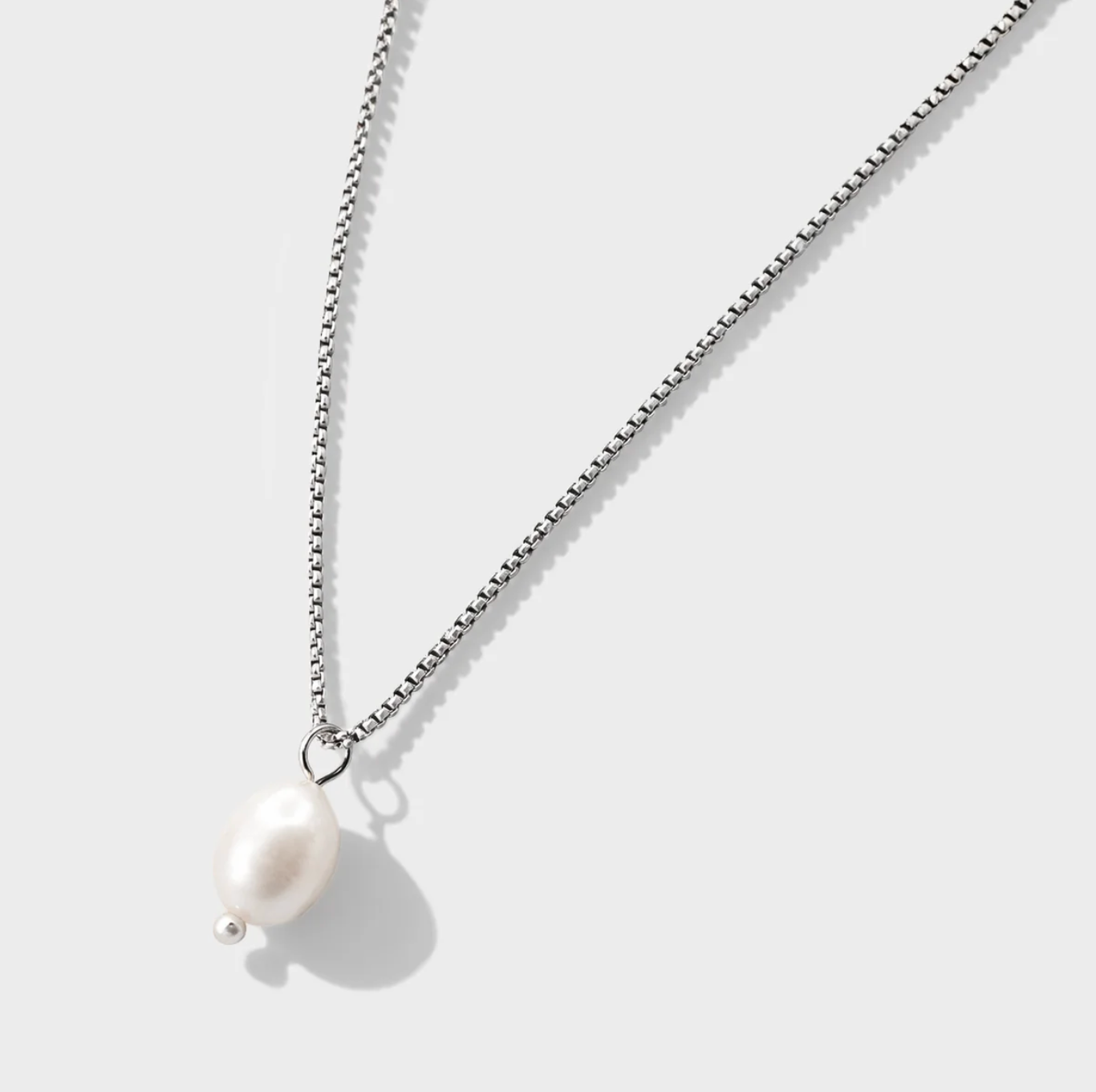 Pearl charm silvered necklace in stainless steel
